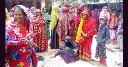 মণিরামপুরে ইজিবাইকে চাদর জড়িয়ে শিশু শিক্ষার্থীর মৃত্যু