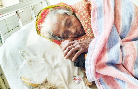 বৃদ্ধা মায়ের খোঁজ রাখে না ৯ সন্তানের কেউ