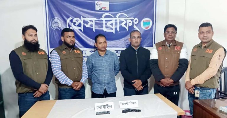 যশোরে ডিবি পুলিশের হাতে চিহ্নিত সন্ত্রাসী গ্রেফতার: অস্ত্র উদ্ধার যশোরে ডিবি পুলিশের হাতে চিহ্নিত সন্ত্রাসী গ্রেফতার: অস্ত্র উদ্ধার