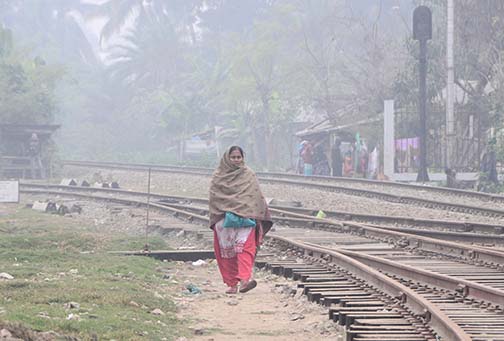 আগুন পোহাতে দেখা যায় সাধারণ মানুষকে। ছবিটি তুলেছেন ইলিয়াস সাজু