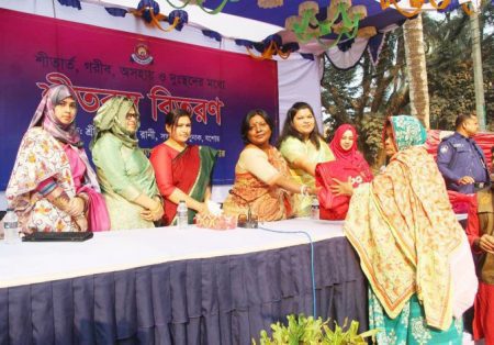 শীতার্ত মানুষের পাশে এসপি পত্নী বিপ্লবী রানী