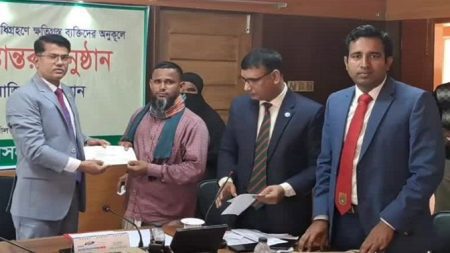 বাগেরহাটে ক্ষতিপূরণের চেক পেলেন ৮৬ জমির মালিক
