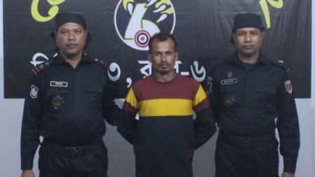 যশোরে বিপুল গাঁজাসহ বিক্রেতা আটক