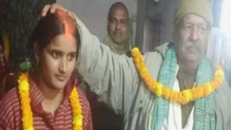 নিজের পুত্রবধূকে লুকিয়ে বিয়ে করলেন শ্বশুর!