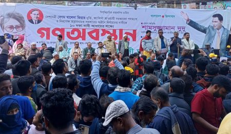 খুলনা মহানগরীর কে ডি ঘোষ রোডে বিএনপির কার্যালয়ের সামনে বিভাগীয় গণ-অবস্থান কর্মসূচির আয়োজনে বক্তব্য রাখছেন খুলনা বিভাগীয় সাংগঠনিক সম্পাদক (ভারপ্রাপ্ত) অনিন্দ্য ইসলাম অমিত। ছবি: কামরুজ্জামান বিদ্যুৎ