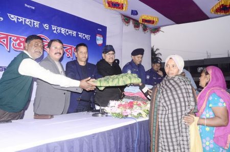 ৫০০ গরীবের মাঝে যশোর পুলিশের শীতবস্ত্র বিতরণ