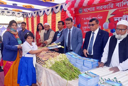 পড়াশোনা শেষে দেশের সেবা করতে আহ্বান জেলা প্রশাসকের যশোর সরকারি বালিকা বিদ্যালয়ে নবীনবরণ
