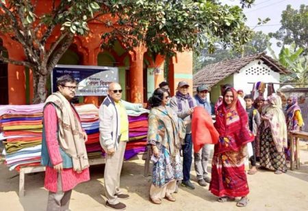  বিবর্তন যশোরের আয়োজনে মরহুম রফিকুর রহমান ও মরহুমা হাসিনা রহমানের পরিবারবর্গের সহযোগিতায় শনিবার মণিরামপুরের রাজগঞ্জে কম্বল বিতরণ করা হয়