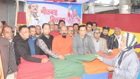 যশোরে শীতার্তদের মাঝে ‘প্রধানমন্ত্রীর শীত উপহার’ বিতরণ