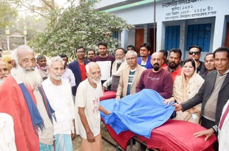 এমপি শাহীন চাকলাদারের উদ্যোগে কম্বল বিতরণ