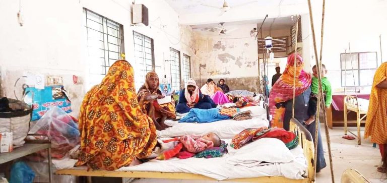 পাইকগাছা হাসপাতালে শিশু বিশেষজ্ঞ নেই দুর্ভোগ