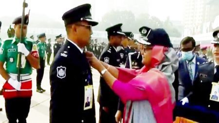 মঙ্গলবার সকালে ঢাকা রাজারবাগ পুলিশ লাইন্স মাঠে বার্ষিক পুলিশ প্যারেডের মধ্য দিয়ে পুলিশ সপ্তাহ-২০২৩ এর উদ্বোধন করা হয়েছে।