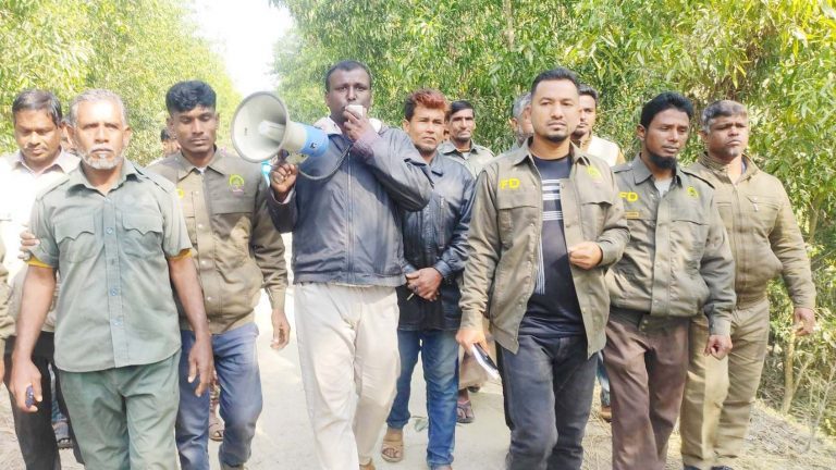 বাঘ আতঙ্কে শরণখোলার তিন গ্রাম সতর্ক থাকতে মাইকিং