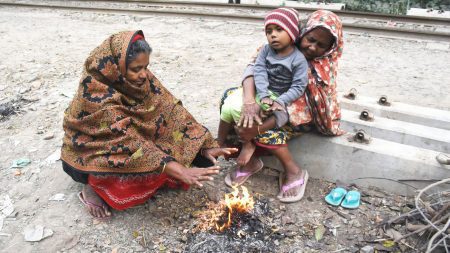 যশোরে দেশের সর্বনিম্ন তাপমাত্রা কনকনে শীতে কাঁপছে মানুষ
