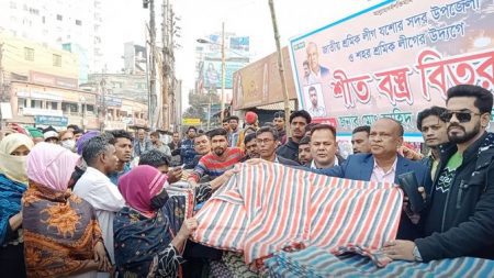 যশোরে শ্রমিক লীগের উদ্যোগে কম্বল বিতরণ