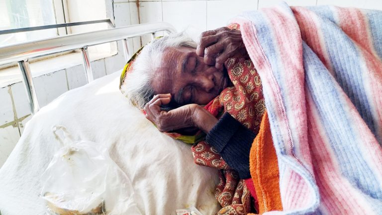 বৃদ্ধা মায়ের খোঁজ রাখে না ৯ সন্তানের কেউ