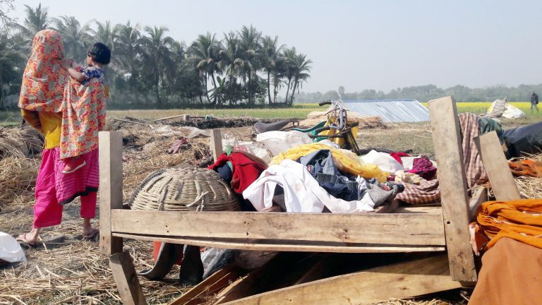 নড়াইলে বাড়িতে ভাঙচুর-অগ্নিসংযোগ খোলা আকাশের নিচে দুই পরিবার