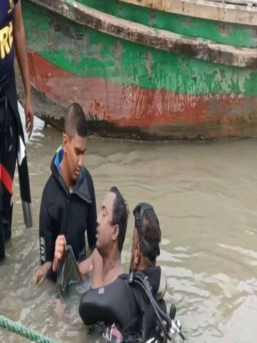 নড়াইলে বালু বোঝাই ট্রলার ডুবির ঘটনায় শ্রমিকের লাশ উদ্ধার