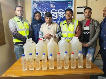দেশী মদসহ কারবারি আটক