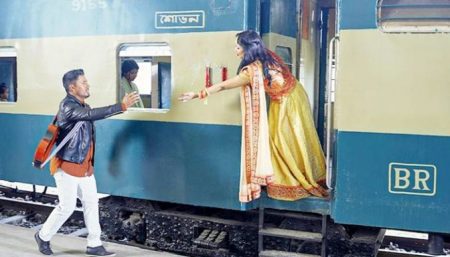 শাহরুখের চরিত্রে ক্রিকেটার আশরাফুল, হাত বাড়ালেন তরুণীর দিকে