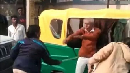 বৃদ্ধ শিক্ষককে লাঠি দিয়ে পেটালেন দুই নারী পুলিশ