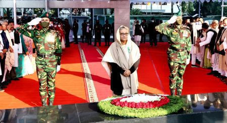 বঙ্গবন্ধুর প্রতিকৃতিতে প্রধানমন্ত্রীর শ্রদ্ধা