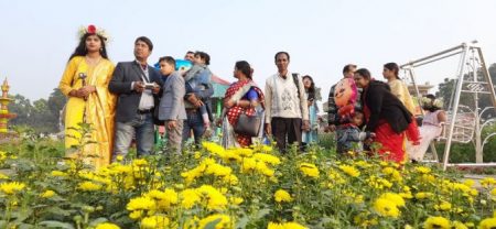 ফুলের রাজধানীতে ফুল উৎসবে লোকে লোকারণ্য