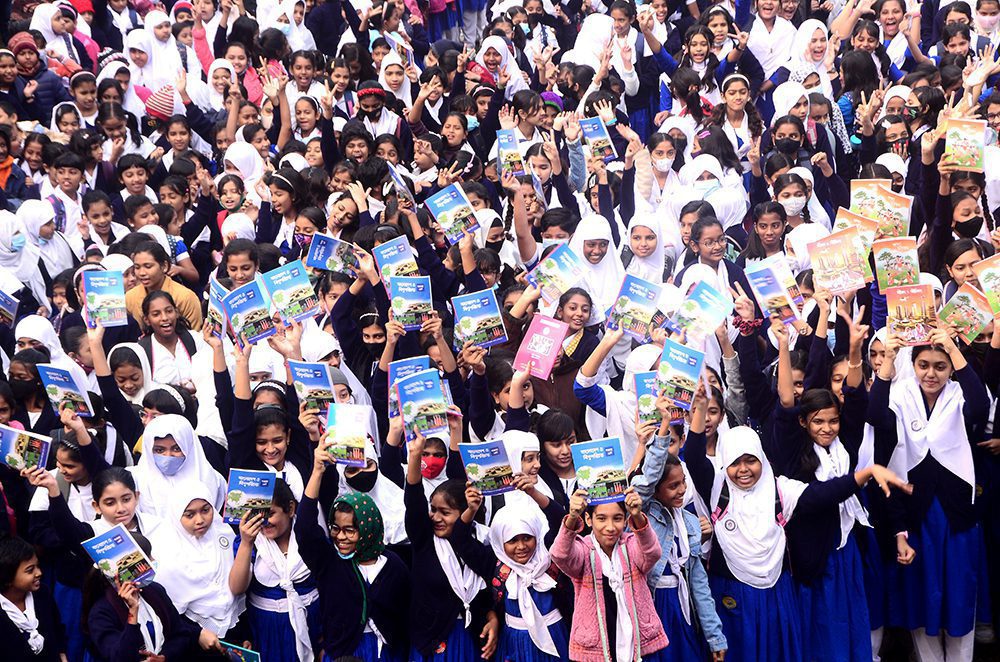 প্রাথমিক ও মাধ্যমিক পর্যায়ের শিক্ষার্থীদের বিনামূল্যে পাঠ্যপুস্তক বিতরণের মধ্য দিয়ে সারাদেশে ‘বই উৎসব’ হয়েছে।