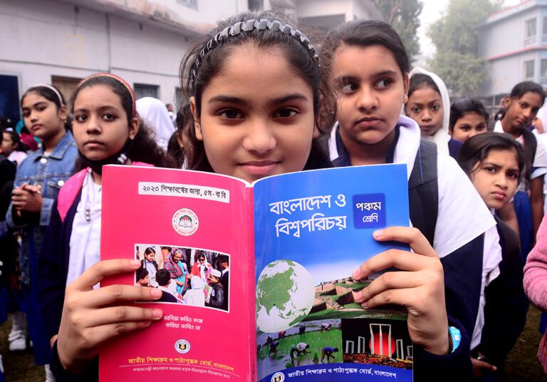 নতুন বইয়ের গন্ধে শিশু-কিশোররা তাদের নতুন বছরের সূচনা করেছে।