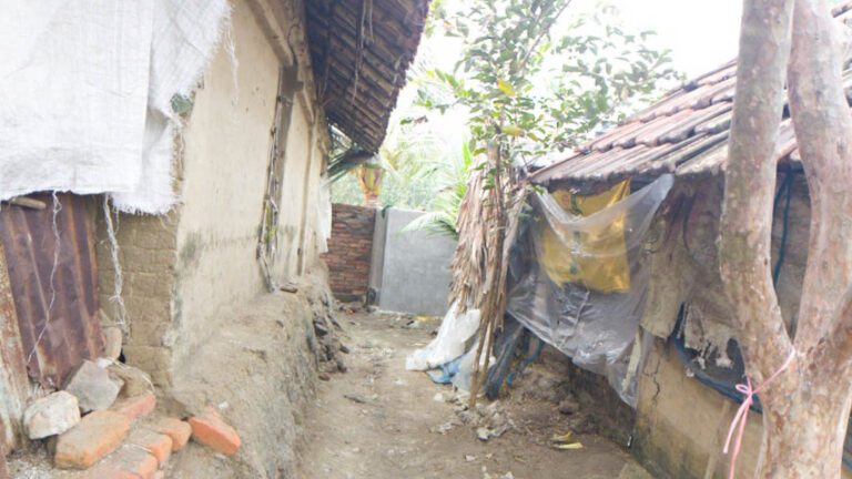 কেশবপুরে রাস্তা বন্ধ ১৫ পরিবার অবরুদ্ধ