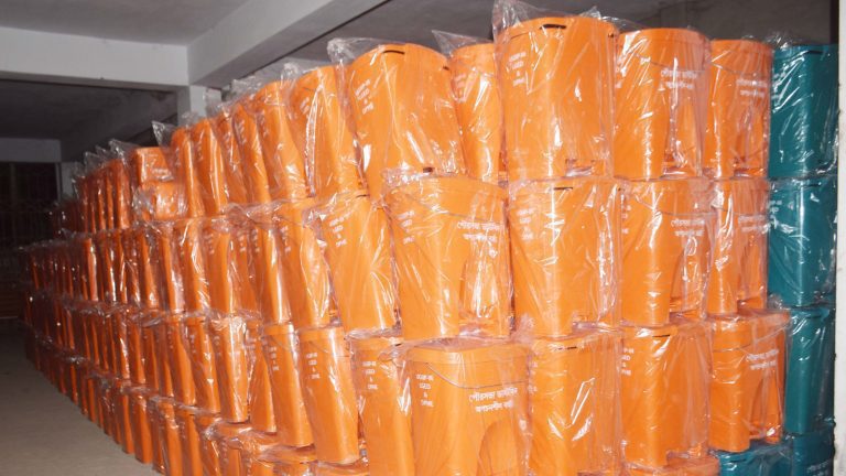 যশোর পৌরসভায় বাড়ি বাড়ি দেয়া হচ্ছে ডাস্টবিন