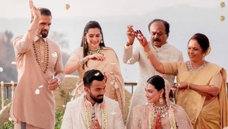 রাহুলের বিয়েতে সাড়ে তিন কোটি রুপির উপহার কোহলি-ধোনির
