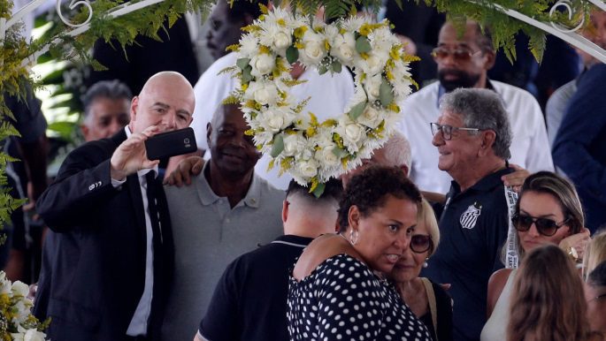 পেলের কফিনের সামনে ফিফা সভাপতি সেলফি তুলে সমালোচনার শিকার পেলের কফিনের সামনে ফিফা সভাপতি সেলফি তুলে সমালোচনার শিকার