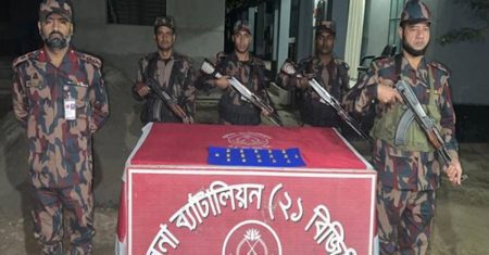 যশোরে কাগজের পোঁটলায় মোড়ানো দেড় কোটি টাকার সোনা উদ্ধার