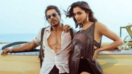মুক্তি পেল ‘পাঠান’, প্রশংসায় ভাসছেন শাহরুখ