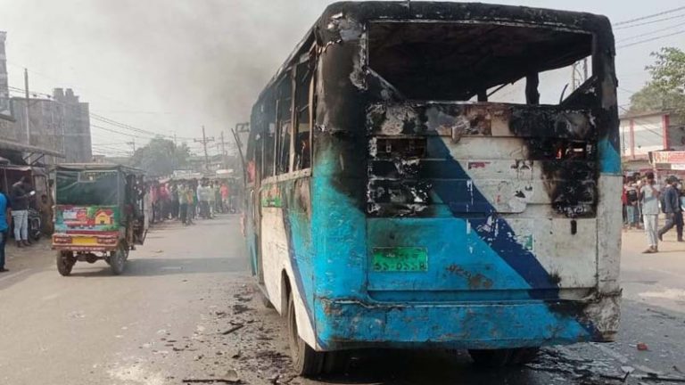 গাজীপুরে সিএনজির সঙ্গে সংঘর্ষের ঘটনায় বাসে আগুন