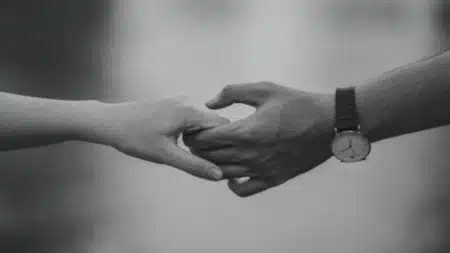 প্রেমের প্রস্তাবে সাড়া না দেওয়ায় ২৪ কোটি টাকার মামলা!