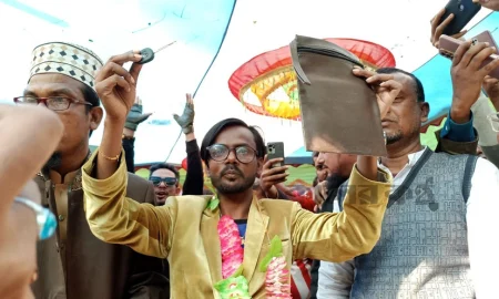 উপহারের গাড়ি গ্রহণ করলেন হিরো আলম