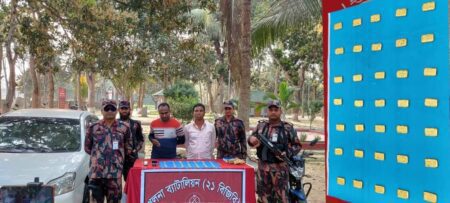 শার্শায় ৪ কেজি স্বর্ণের বারসহ ২ পাচারকারী আটক