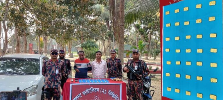 শার্শায় ৪ কেজি স্বর্ণের বারসহ ২ পাচারকারী আটক