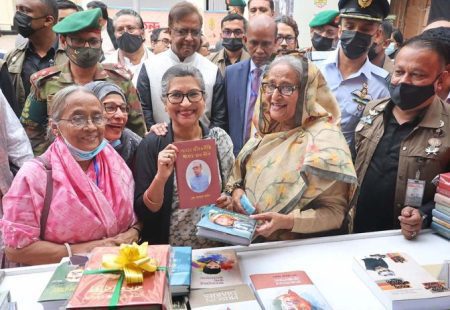 এ বটতলায় কত সময় কাটিয়েছি : প্রধানমন্ত্রী