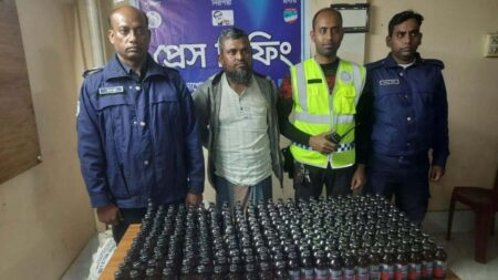 বেনাপোলে ভারতীয় ফেন্সিডিল সহ আটক ১