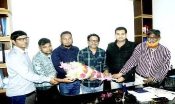 দৈনিক কল্যাণের ভারপ্রাপ্ত সম্পাদক এহসান উদ-দৌলা মিথুনকে ফুলেল শুভেচ্ছা