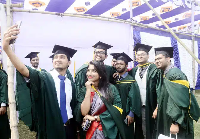 দিনভর আনন্দ-উল্লাস আর ক্যামেরার ক্লিকের আওয়াজে মুখরিত হয়ে উঠে পুরো বিশ্ববিদ্যালয় ক্যাম্পাস