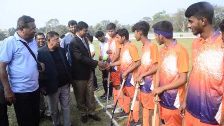 যশোর শামস-উল-হুদা স্টেডিয়ামে বুধবার বিকালে হকি লীগের উদ্বোধন করেন যশোর শিক্ষা র্বোডর চেয়ারম্যান প্রফেসর ড. আহসান হাবীব