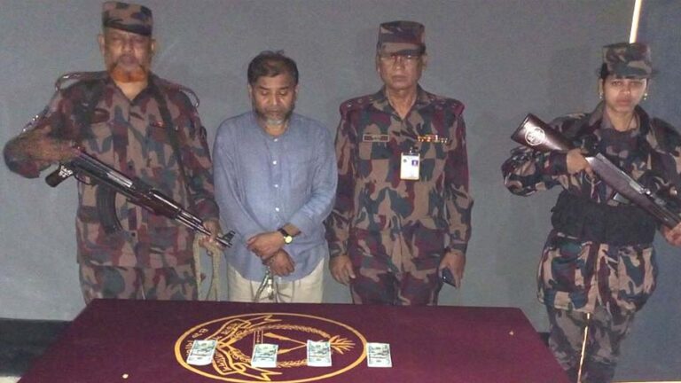 বেনাপোলে ৩০ হাজার ডলারসহ যাত্রী আটক
