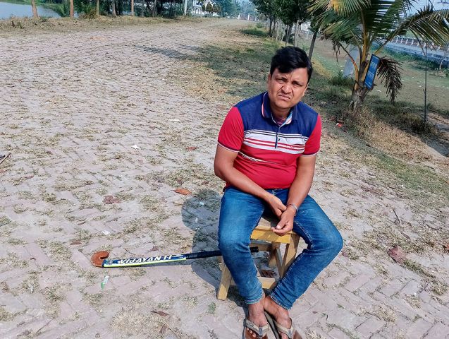 কলেজফটকে বহিরাগতদের প্রবেশ ঠেকাতে হকিস্টিক দিয়ে পাহারা দিচ্ছেন নিরাপত্তা প্রহরী