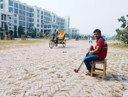 যশোর মেডিকেল কলেজে বহিরাগত ঠেকাতে হকিস্টিক নিয়ে পাহারা!