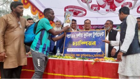 নাইজেরিয়ার সাইমনের পায়ের জাদু দেখতে বল্লায় দর্শকের ভিড়