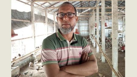 মাগুরায় খামার করে লাখপতি বিদেশ ফেরত আতিয়ার